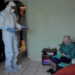 01.12.2020. Łączna. Terytorialsi opiekują się chorymi pensjonariuszami Domu Opieki ,,Liliowy Dworek” / ŚBOT