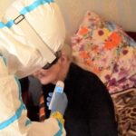 01.12.2020. Łączna. Terytorialsi opiekują się chorymi pensjonariuszami Domu Opieki ,,Liliowy Dworek” / ŚBOT