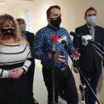 17.12.2020. Starachowice. Nowa noclegownia. Na zdjęciu (od lewej): Aneta Gołębska - zastępca dyrektora MOPS, Marek Materek - prezydent Starachowic, Piotr Ambroszczyk - dyrektor MOPS / Anna Głąb / Radio Kielce