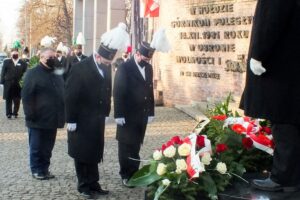 Złożenie wieńca przed Pomnikiem-Krzyżem w miejscu tragicznych wydarzeń pacyfikacji KWK „Wujek” / Śląskie Centrum Wolności i Solidarności w Katowicach