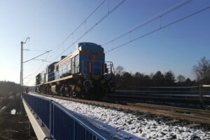 03.12.2020. 117-tonowe lokomotywy sprawdziły nowe mosty i wiadukty na jednym z torów Centralnej Magistrali Kolejowej między miejscowościami Pilichowice - Olszamowice / PKP Polskie Linie Kolejowe