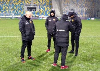 02.12.2020. Gdynia. Stan murawy uniemożliwił rozegranie meczu Arka - Korona. Na zdjęciu (od lewej): Maciej Bartoszek - trener Korony, Kamil Kuzera - II trener Korony / Korona Kielce / twitter