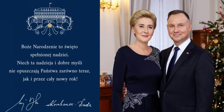 24.12.2020 Warszawa. Prezydent Andrzej Duda wraz z małżonką Agatą Kornhauser-Dudą / Twitter