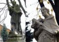 Końskie. Figura Jana Nepomucena przed renowacją (z lewej) i po renowacji (z prawej) / Magdalena Galas-Klusek / Radio Kielce