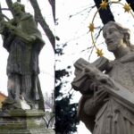 Końskie. Figura Jana Nepomucena przed renowacją (z lewej) i po renowacji (z prawej) / Magdalena Galas-Klusek / Radio Kielce