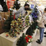 20.12.2020. Kielce. Pasaż Świętokrzyski. Sztuczne choinki / Jarosław Kubalski / Radio Kielce