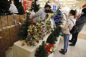 20.12.2020. Kielce. Pasaż Świętokrzyski. Sztuczne choinki / Jarosław Kubalski / Radio Kielce