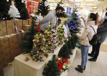 20.12.2020. Kielce. Pasaż Świętokrzyski. Sztuczne choinki / Jarosław Kubalski / Radio Kielce