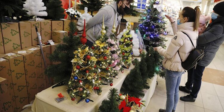 20.12.2020. Kielce. Pasaż Świętokrzyski. Sztuczne choinki / Jarosław Kubalski / Radio Kielce