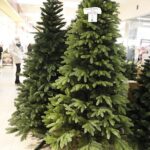 20.12.2020. Kielce. Pasaż Świętokrzyski. Sztuczne choinki / Jarosław Kubalski / Radio Kielce