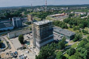 30.07.2020. Kielce. Plaza Tower - najwyższy budynek w Kielcach i województwie świętokrzyskim. Obiekt ma 17 kondygnacji i 55 metrów wysokości / Jarosław Kubalski / Radio Kielce