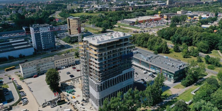 30.07.2020. Kielce. Plaza Tower - najwyższy budynek w Kielcach i województwie świętokrzyskim. Obiekt ma 17 kondygnacji i 55 metrów wysokości / Jarosław Kubalski / Radio Kielce