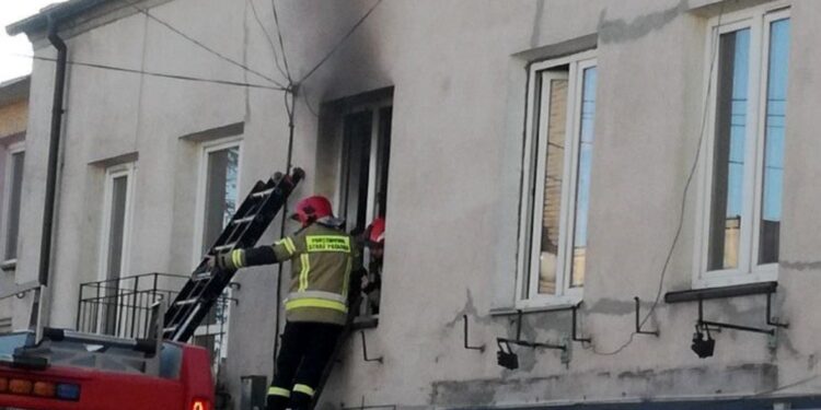 27.12.2020 Starachowice. Pożar w mieszkaniu socjalnym / Dariusz Nowak