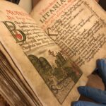 28.12.2020 Sandomierz. Zabytki piśmiennicze biblioteki diecezjalnej / Grażyna Szlęzak-Wójcik / Radio Kielce