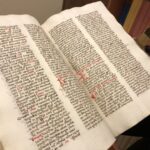 28.12.2020 Sandomierz. Zabytki piśmiennicze Biblioteki Diecezjalnej / Grażyna Szlęzak-Wójcik / Radio Kielce