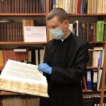 28.12.2020 Sandomierz. Zabytki piśmiennicze biblioteki diecezjalnej. Na zdjęciu ksiądz Piotr Tylec - dyrektor Biblioteki Diecezjalnej w Sandomierzu / Grażyna Szlęzak-Wójcik / Radio Kielce