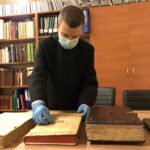 28.12.2020 Sandomierz. Zabytki piśmiennicze biblioteki diecezjalnej / Grażyna Szlęzak-Wójcik / Radio Kielce