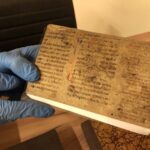 28.12.2020 Sandomierz. Zabytki piśmiennicze biblioteki diecezjalnej / Grażyna Szlęzak-Wójcik / Radio Kielce