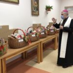 21.12.2020. Sandomierz. Paczki żywnościowe dla placówek objętych współpracą z Caritas Diecezji Sandomierskiej. Na zdjęciu: Krzysztof Nitkiewicz - biskup sandomierski / Grażyna Szlęzak-Wójcik / Radio Kielce