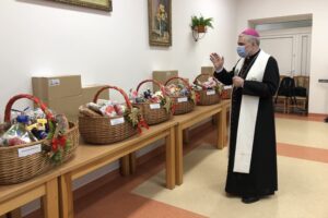 21.12.2020. Sandomierz. Paczki żywnościowe dla placówek objętych współpracą z Caritas Diecezji Sandomierskiej. Na zdjęciu: Krzysztof Nitkiewicz - biskup sandomierski / Grażyna Szlęzak-Wójcik / Radio Kielce