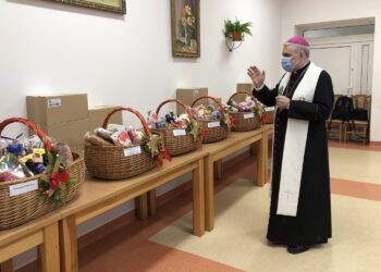 21.12.2020. Sandomierz. Paczki żywnościowe dla placówek objętych współpracą z Caritas Diecezji Sandomierskiej. Na zdjęciu: Krzysztof Nitkiewicz - biskup sandomierski / Grażyna Szlęzak-Wójcik / Radio Kielce