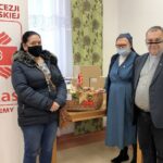 24.12.2020. Sandomierz. Na zdjęciu (od lewej): Ewa Guła - mieszkanka domu w Lipowej, s. Małgorzata Czarnecka - Dom Zgromadzenia Sióstr Miłosierdzia Emerytek i Chorych w  Lipowej, ks. Bogusław Pitucha - dyrektor Caritas Diecezji Sandomierskiej / Grażyna-Szlęzak-Wójcik / Radio Kielce