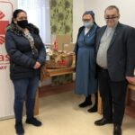 21.12.2020. Sandomierz. Paczki żywnościowe dla placówek objętych współpracą z Caritas Diecezji Sandomierskiej. Na zdjęciu (od lewej): Ewa Guła - mieszkanka Domu Zgromadzenia Sióstr Miłosierdzia Emerytek i Chorych w Lipowej, siostra Małgorzata Czarnecka - Dom Zgromadzenia Sióstr Miłosierdzia Emerytek i Chorych w Lipowej i ks. Bogusław Pitucha - dyrektor Caritas Diecezji Sandomierskiej / Grażyna Szlęzak-Wójcik / Radio Kielce