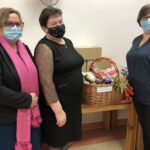21.12.2020. Sandomierz. Paczki żywnościowe dla placówek objętych współpracą z Caritas Diecezji Sandomierskiej. Na zdjęciu (od lewej): Ewa Maziarz - kierowniczka Schroniska dla Bezdomnych Kobiet w Rudniku nad Sanem, Maria Młynarska mieszkanka Schroniska dla Bezdomnych Kobiet w Rudniku nad Sanem i Barbara Gach-Sudoł - pracownik socjalny / Grażyna Szlęzak-Wójcik / Radio Kielce