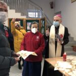 24.12.2020. Sandomierz. Paczki od Caritas Diecezji Sandomierskiej dla potrzebujących. Na zdjęciu (po prawej): biskup Krzysztof Nitkiewicz / Grażyna Szlęzak-Wójcik / Radio Kielce