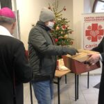 24.12.2020. Sandomierz. Paczki od Caritas Diecezji Sandomierskiej dla potrzebujących. Na zdjęciu (po prawej): ks. Bogusław Pitucha - dyrektor Caritas Diecezji Sandomierskiej / Grażyna Szlęzak-Wójcik / Radio Kielce