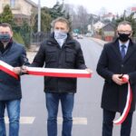 17.12.2020 Bieliny. Otwarcie drogi po modernizacji. Na zdjęciu Cezary Majcher – członek zarządu powiatu kieleckiego, Mirosław Gębski – starosta kielecki, Sławomir Kopacz – wójt Bielin / Starostwo Powiatowe w Kielcach