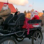 01.12.2020. Kije. Orszak świętego Mikołaja przejeżdża przez gminę / Marta Gajda / Radio Kielce
