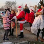 01.12.2020. Kije. Orszak świętego Mikołaja przejeżdża przez gminę / Marta Gajda / Radio Kielce