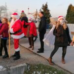01.12.2020. Kije. Orszak świętego Mikołaja przejeżdża przez gminę / Marta Gajda / Radio Kielce