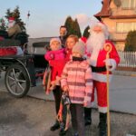 01.12.2020. Kije. Orszak świętego Mikołaja przejeżdża przez gminę / Marta Gajda / Radio Kielce