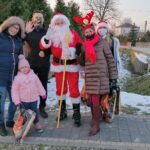 01.12.2020. Kije. Orszak świętego Mikołaja przejeżdża przez gminę / Marta Gajda / Radio Kielce