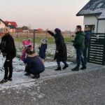 01.12.2020. Kije. Orszak świętego Mikołaja przejeżdża przez gminę / Marta Gajda / Radio Kielce