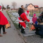 01.12.2020. Kije. Orszak świętego Mikołaja przejeżdża przez gminę / Marta Gajda / Radio Kielce