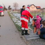 01.12.2020. Kije. Orszak świętego Mikołaja przejeżdża przez gminę / Marta Gajda / Radio Kielce
