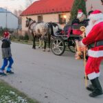 01.12.2020. Kije. Orszak świętego Mikołaja przejeżdża przez gminę / Marta Gajda / Radio Kielce