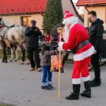 01.12.2020. Kije. Orszak świętego Mikołaja przejeżdża przez gminę / Marta Gajda / Radio Kielce