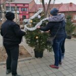 03.12.2020. Skalbmierz. Ubieranie choinek na skalbmierskim Rynku / Marta Gajda / Radio Kielce