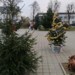 03.12.2020. Skalbmierz. Ubieranie choinek na skalbmierskim Rynku / Marta Gajda / Radio Kielce