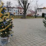 03.12.2020. Skalbmierz. Ubieranie choinek na skalbmierskim Rynku / Marta Gajda / Radio Kielce