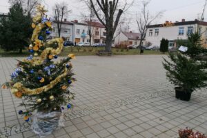 03.12.2020. Skalbmierz. Ubieranie choinek na skalbmierskim Rynku / Marta Gajda / Radio Kielce