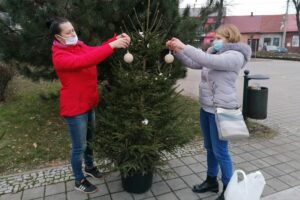 03.12.2020. Skalbmierz. Ubieranie choinek na skalbmierskim Rynku / Marta Gajda / Radio Kielce