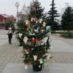 03.12.2020. Skalbmierz. Ubieranie choinek na skalbmierskim Rynku / Marta Gajda / Radio Kielce