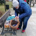 03.12.2020. Skalbmierz. Ubieranie choinek na skalbmierskim Rynku / Marta Gajda / Radio Kielce