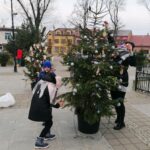 03.12.2020. Skalbmierz. Ubieranie choinek na skalbmierskim Rynku / Marta Gajda / Radio Kielce