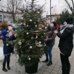 03.12.2020. Skalbmierz. Ubieranie choinek na skalbmierskim Rynku / Marta Gajda / Radio Kielce